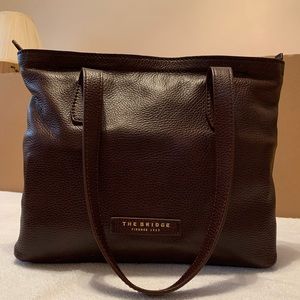 Woman’s zip top large soft leather bag